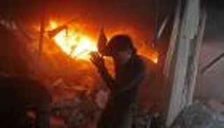 بالصور.. عشرات القتلى والجرحى بغارات النظام السوري على الغوطة