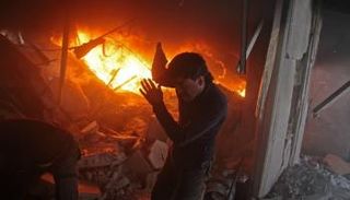 جانب من الدمار الذي خلفته غارات النظام السوري على الغوطة (أ ف ب)