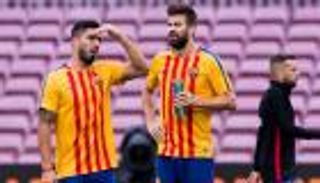 سواريز يدافع عن بيكيه ويكشف سر تراجع مستواه