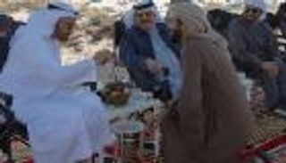 بالصور.. محمد بن زايد وملك البحرين يمارسان الصيد بالصقور