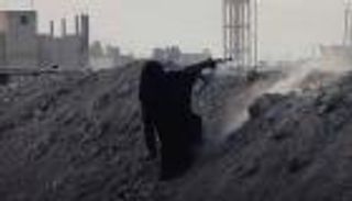 أول صورة تظهر إرهابية داعشية في عمليات القتال