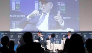 جورج بوش خلال فعاليات مؤتمر ميلكن في أبوظبي