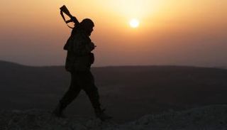 أحد المقاتلين الذين حشدتهم تركيا لهجوم عفرين -رويترز