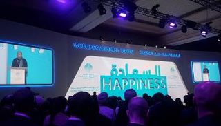 عهود الرومي تلقي كلمة افتتاح الحوار العالمي للسعادة