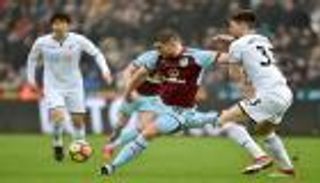 سوانزي يفوز على بيرنلي.. ووست هام ينتفض أمام واتفورد 