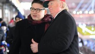 ممثلان متنكران فى صورة ترامب وكيم - أ. ف. ب