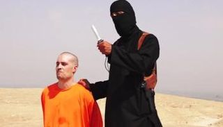 أحد سفاحي داعش ينفذ إعدام رهينة -أرشيفية