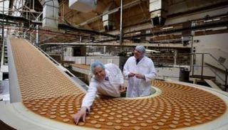 عمال بأحد مصانع شركة يلدز