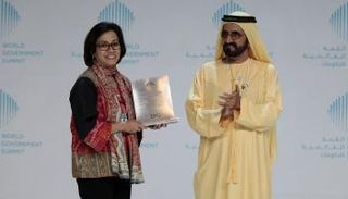 الشيخ محمد بن راشد يسلم الوزيرة الإندونيسية الجائزة