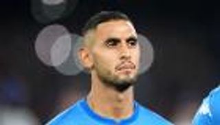 لاعبو نابولي يدعمون فوزي غلام خلال مواجهة لاتسيو