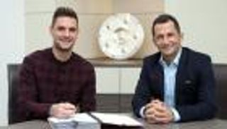 بايرن ميونيخ يحتفظ ببديل نوير حتى 2021