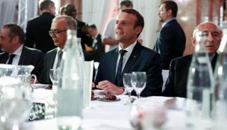 صورة أرشيفية لماكرون مع المسلمين خلال إفطار رمضان