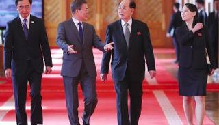 رئيس كوريا الجنوبية لدى استقباله شقيقة زعيم كوريا الشمالية - أ.ف.ب