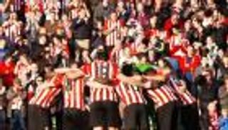 طفل مشجع لساوثهامبتون يسخر من إدارة ناديه بسبب ليفربول