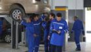 حمادة هلال عامل بمركز لصيانة السيارات في "قانون عمر"