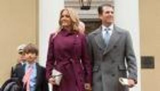 نقل زوجة نجل ترامب للمستشفى إثر تعرضها  لـ"مسحوق غامض"