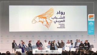 شما المزروعي وسط الشباب على المنصة