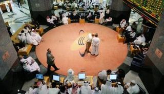 متعاملون في سوق أبوظبي المالي