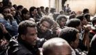 ليبيا.. مصرع 23 مهاجرا وإصابة 100 في انقلاب شاحنة