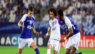 عجب محاط بلاعبي الهلال