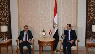 وزير الطاقة الجزائري مصطفى قيتوني ونظيره المصري طارق الملا