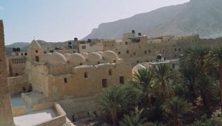 الدير يبعد 25 كلم جنوب فنار الزعفرانة بالبحر الأحمر