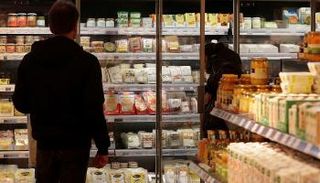 بعض من الأغذية المصنعة في أحد المتاجر الكبرى (رويترز)