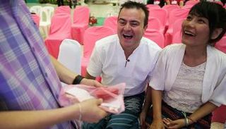 تايلاند وزعت علبا وردية اللون بمناسبة الفالانتين - رويترز