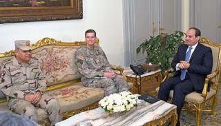 السيسي يستقبل قائد القيادة المركزية الأمريكية