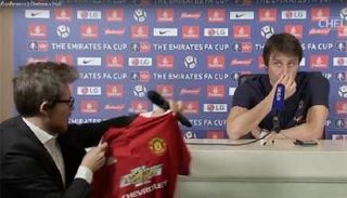 صحفي إيطالي يقتحم مؤتمر أنطونيو كونتي بقميص مانشستر يونايتد