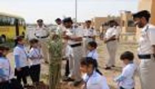 تلاميذ يغرسون "نخلة زايد" بمدارس شرطة أبوظبي