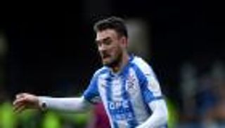 مدافع هدرسفيلد يحذر يونايتد من المفاجآت