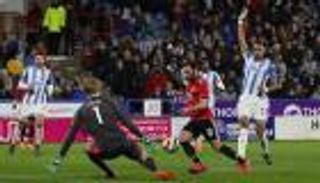 "تقنية الفيديو" تثير الجدل في موقعة يونايتد وهدرسفيلد