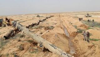 الجيش الأردني يخرج خط الأنابيب القديم
