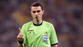 حكم مثير للجدل يدير موقعة بايرن وبشكتاش بدوري الأبطال