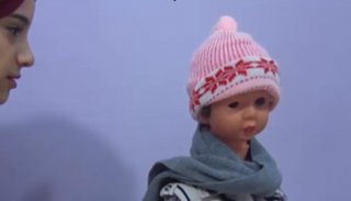 أول امرأة جزائرية تخترع رجلا آليا على شكل دمية