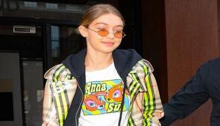 عارضة الأزياء جيجي حديد بإطلالة شتوية