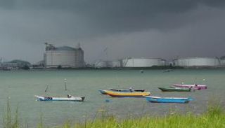 قوارب أمام محطة تخزين نفط في ماليزيا -رويترز