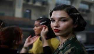 إطلالة العشرينيات لإبراز أنوثة المرأة وجمالها