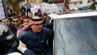 غزة.. طرد مندوب قطر بالأحذية وتمزيق علم الدوحة