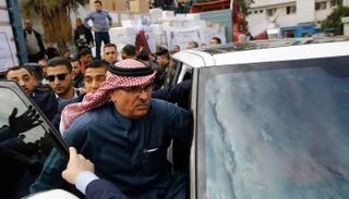 السفير القطري يفر بسيارته عقب انتفاضة العمال 