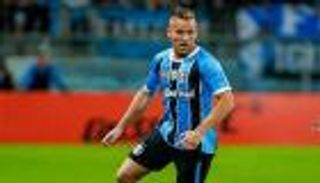 برشلونة يقترب من ضم نجم جريميو رسميا