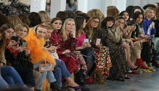 من عروض أسبوع موضة لندن 2018