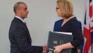 سيف بن زايد يلتقي وزيرة الداخلية البريطانية في لندن 