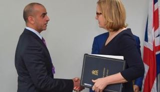 الفريق الشيخ سيف بن زايد آل نهيان مع وزيرة الداخلية البريطانية 