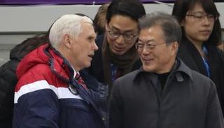 رئيس كوريا الجنوبية مع بنس على هامش افتتاح الأولمبياد - أرشيفية