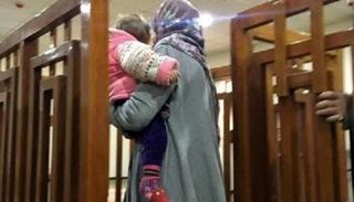 ميلينا خلال محاكمتها حاملة رضيعها