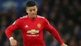 سان جيرمان يحدد موقفه من ضم مدافع يونايتد