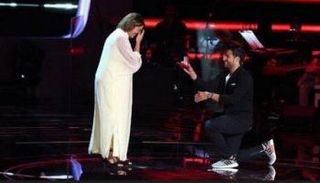  محمد حماقي يقدم "خاتما" لمتسابقة ذا فويس