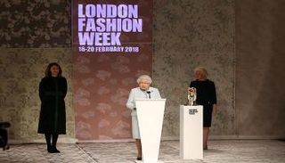 الملكة إليزابيث الثانية لأول مرة في أسبوع موضة لندن